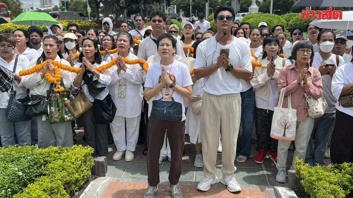 Celebrity Man Kaarin Leads 100 Fans on Merit-Making Temple Visit