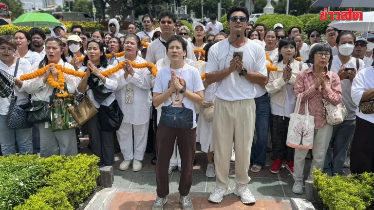 Celebrity Man Kaarin Leads 100 Fans on Merit-Making Temple Visit