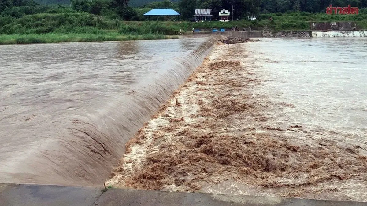 Man Swept Away in Mae Yom River While Collecting Logs