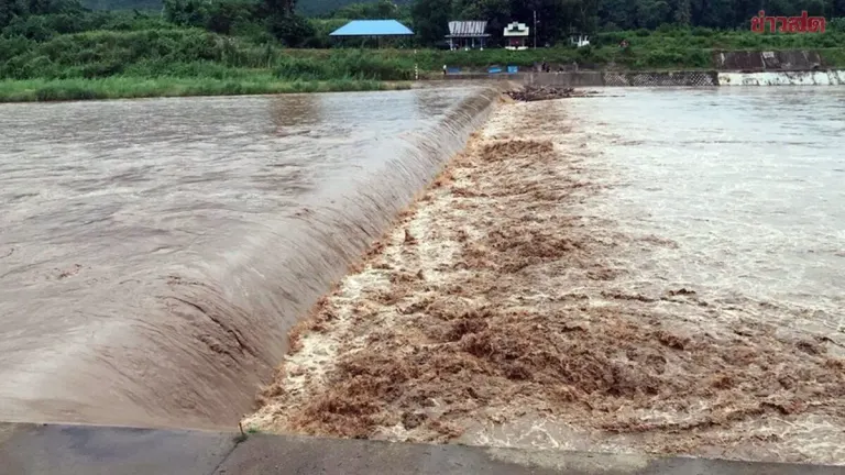 Man Swept Away in Mae Yom River While Collecting Logs