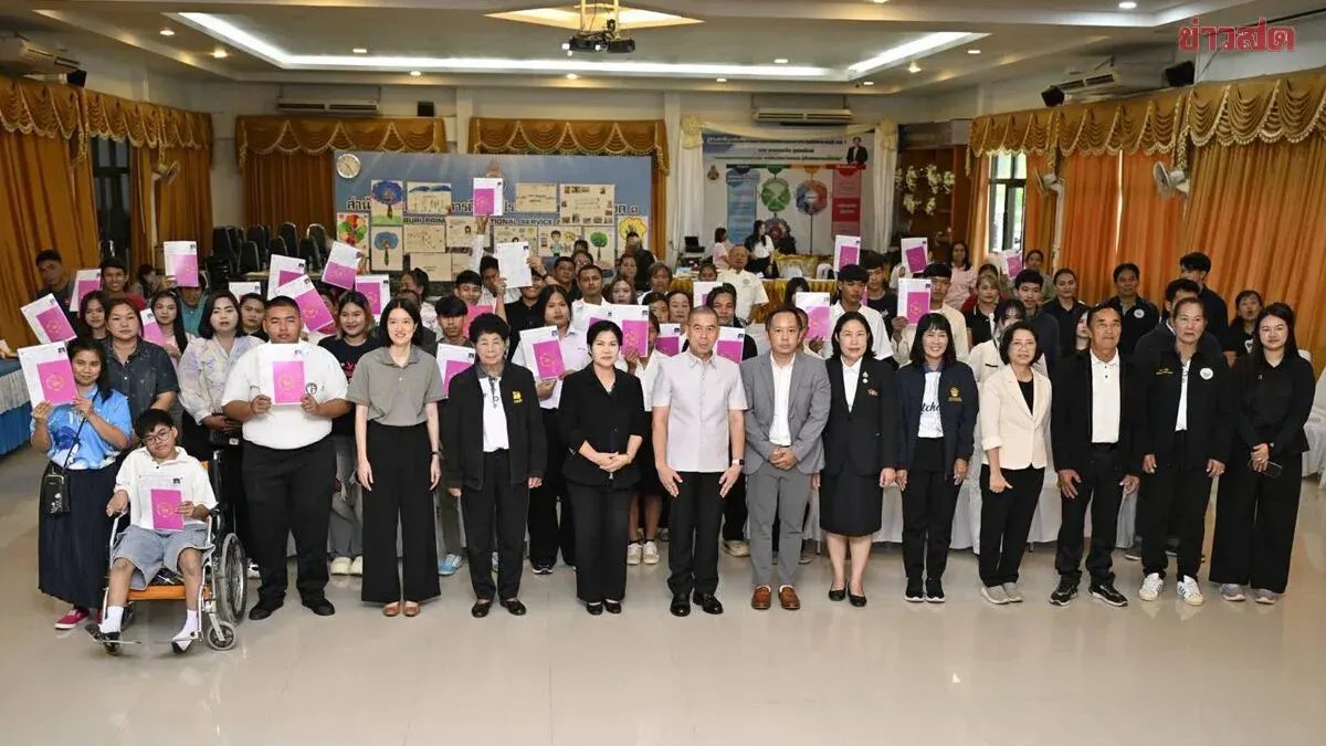 Ratchaburi Schools Honor 35 Graduates with Flexible Curriculum Program