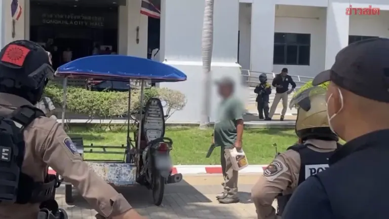 Man With Knife, Fuel Can Demands Welfare Card in Songkhla