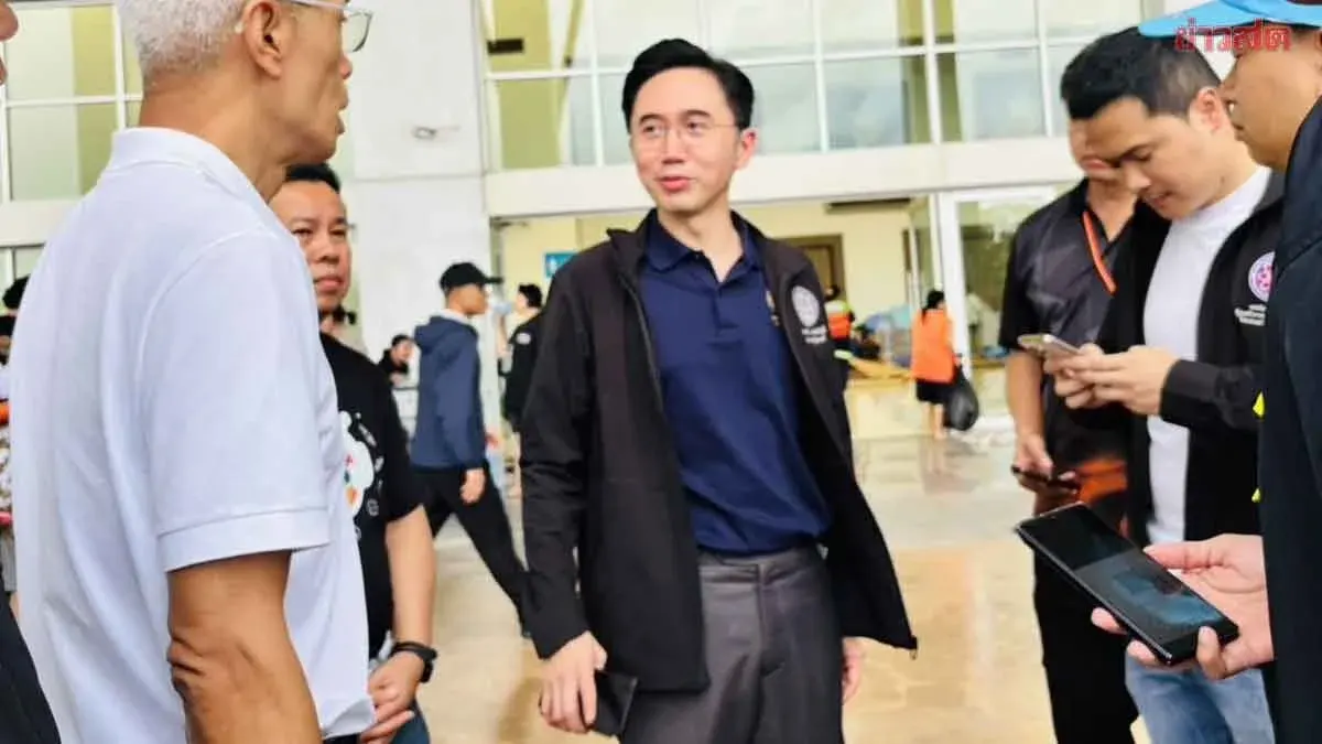 Deputy PM Inspects Flood Relief Shelters in Bangkok