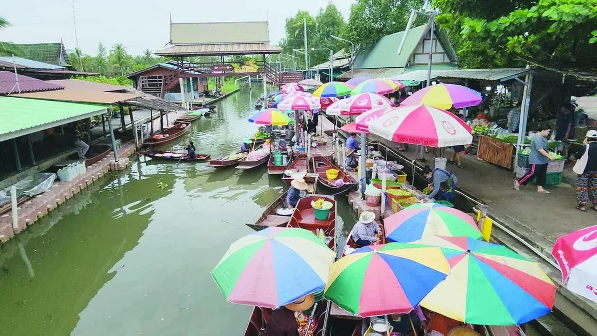 Tha Kha Floating Market: Ancient Waterside Bazaar in Samut Songkhram