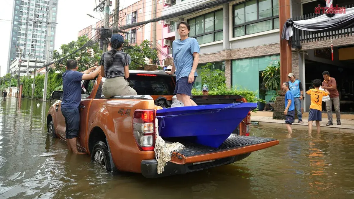 Thai Democrats Ramp Up Food Aid for Bangkok Flood Victims
