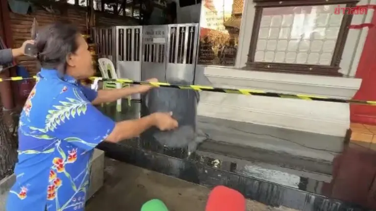 Disciples of Late Abbot Gather at Putthai Temple for Cleansing Ritual