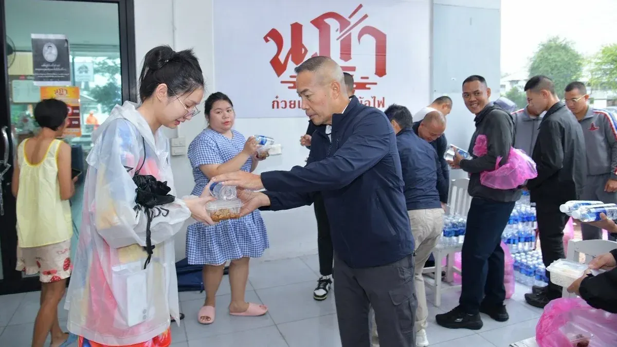 Royal Thai Air Force Distributes Second Day of Meal Boxes to Flood Victims