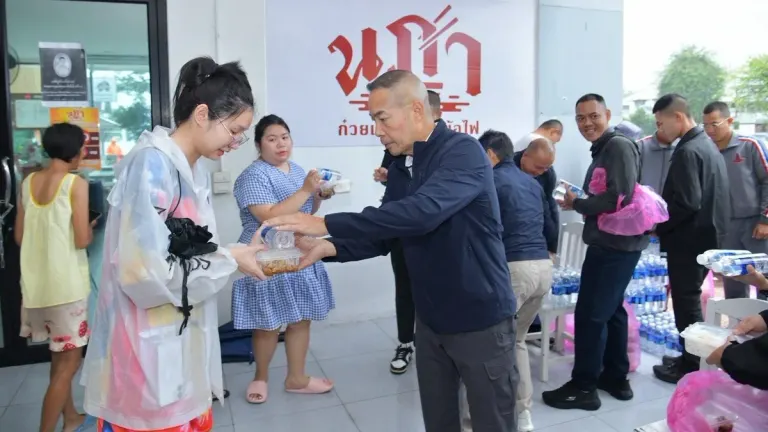 Royal Thai Air Force Distributes Second Day of Meal Boxes to Flood Victims