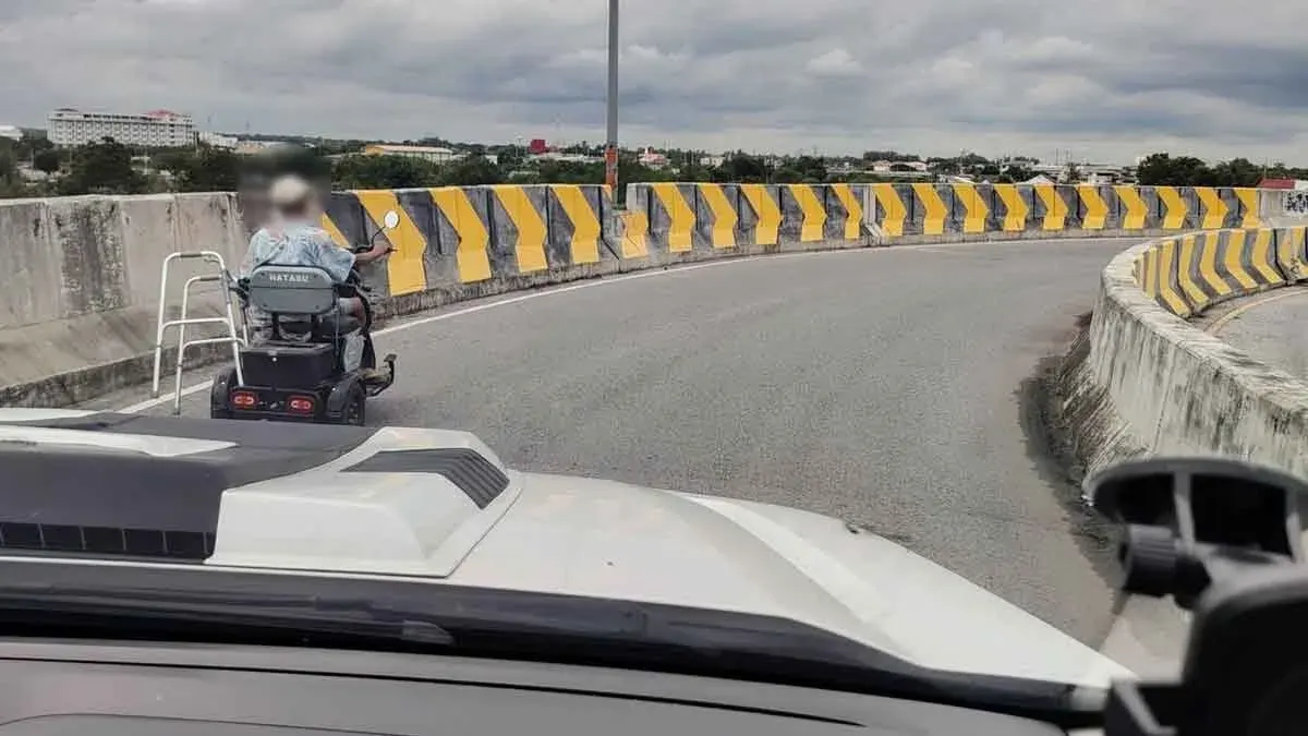 Elderly Driver on Electric Tricycle Navigates Railway Bridge Dangerously