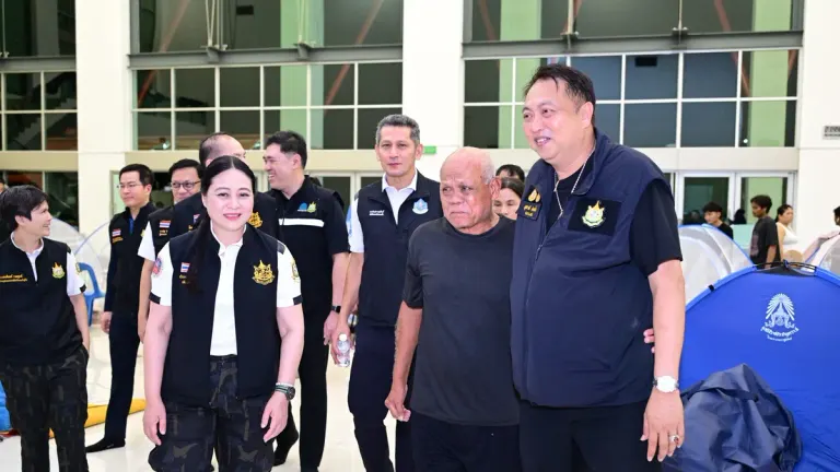 Minister Deploys Six Mobile Kitchens, Boats to Flood-Hit Bangkok