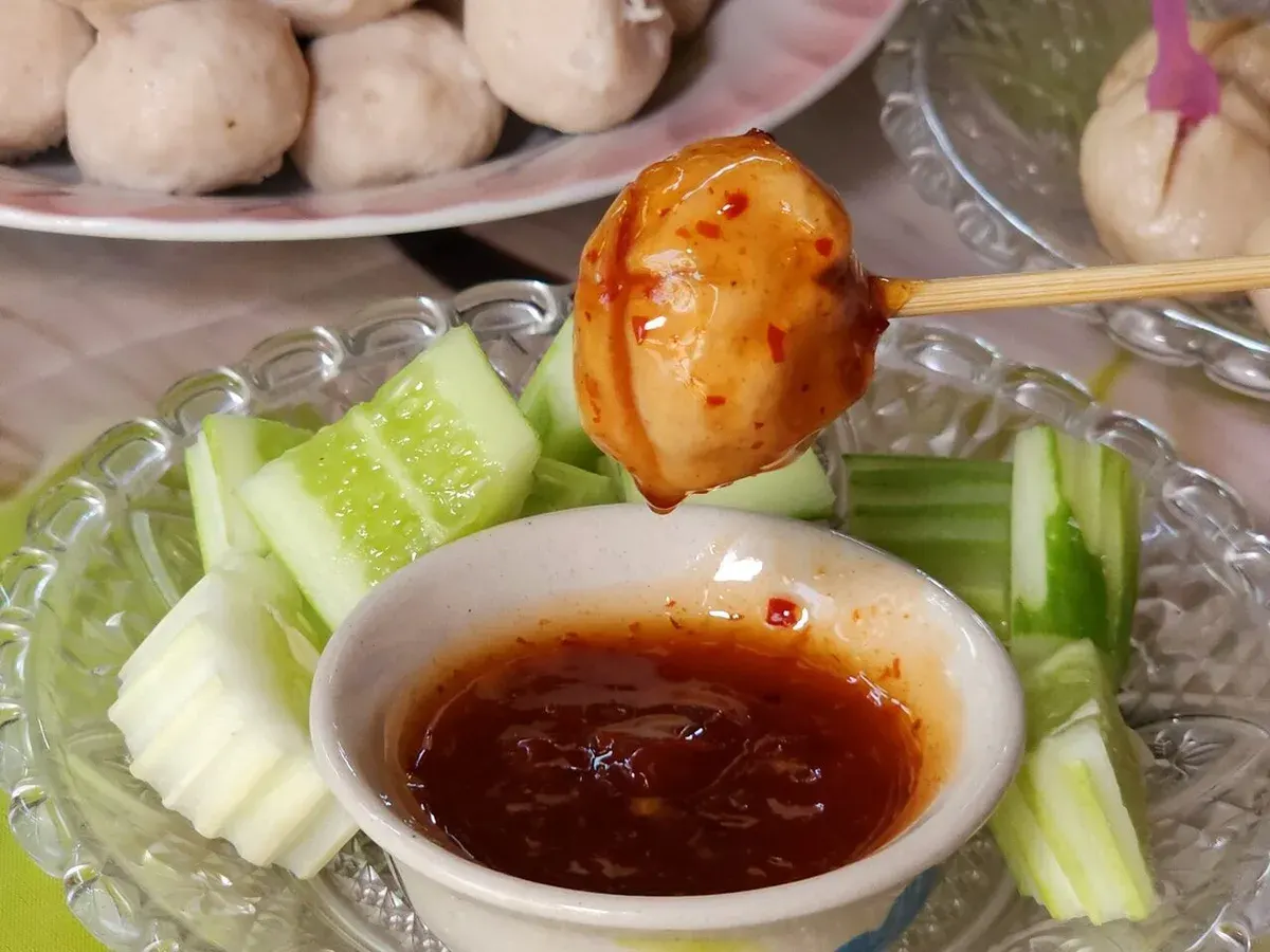 Ratchaburi's Dish of the Week: Hand-Rolled Meatballs Charcoal Grilled, Delicious and Fresh with Charcoal Aroma, Affordable Prices