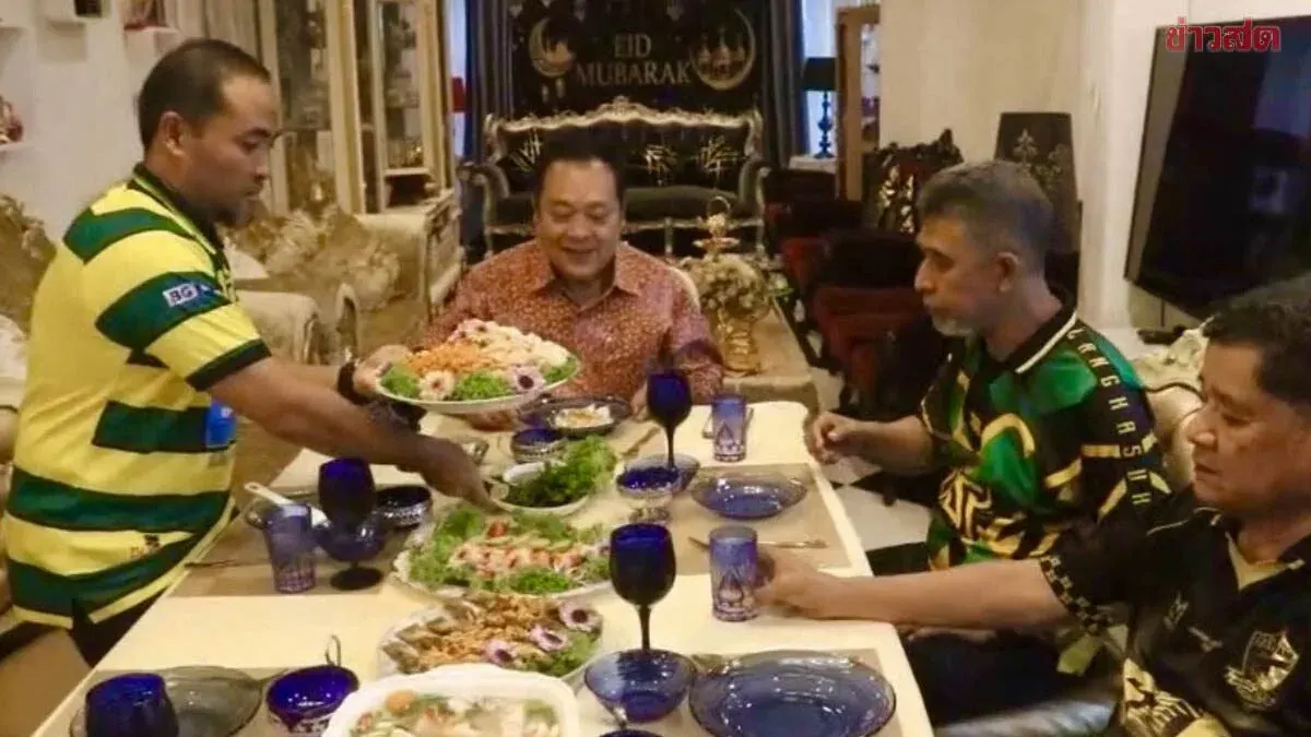 Tasting the Legend: 20-Year-Old Crab Fried Rice in Yarang, Police General Tawee Supports Southern Border SMEs Before Pushing Rider Rights