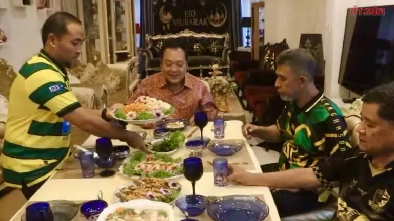 Tasting the Legend: 20-Year-Old Crab Fried Rice in Yarang, Police General Tawee Supports Southern Border SMEs Before Pushing Rider Rights