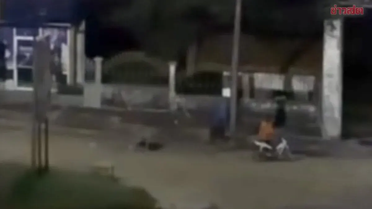 Cambodian soldier in civilian clothes stirs trouble at Chong Jom border, waves hands provocatively at barbed wire fence; Thai forces fire warning shot