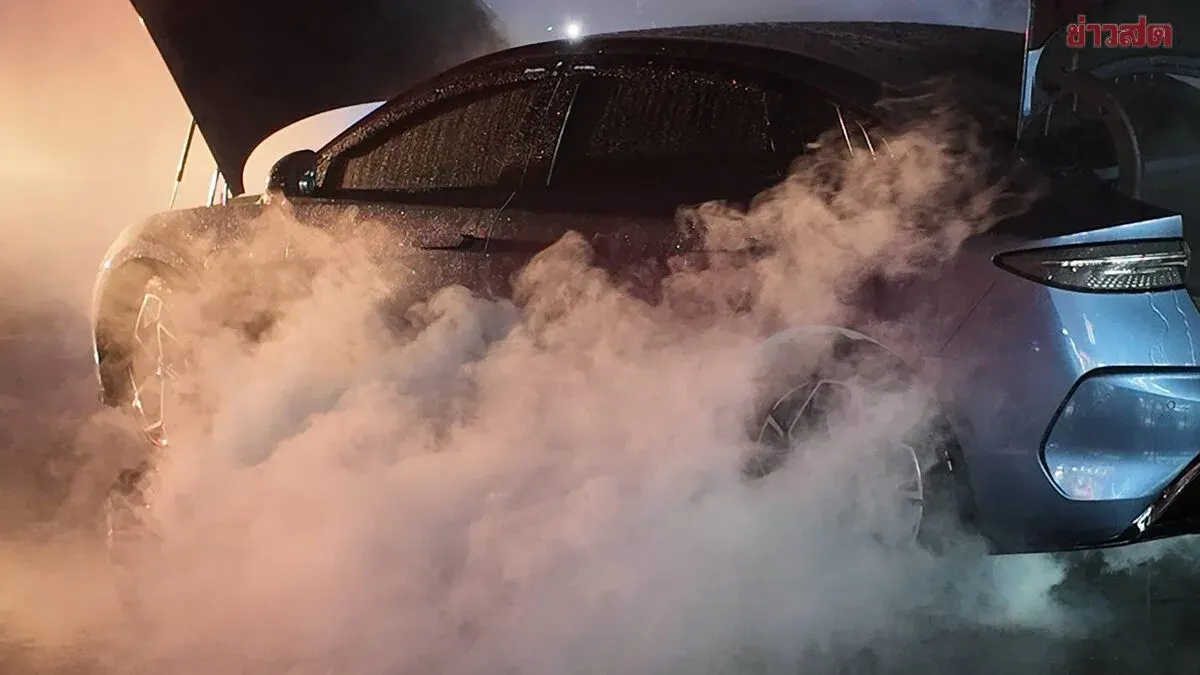 Electric Car Fills With Smoke At Market, Battery Suspected
