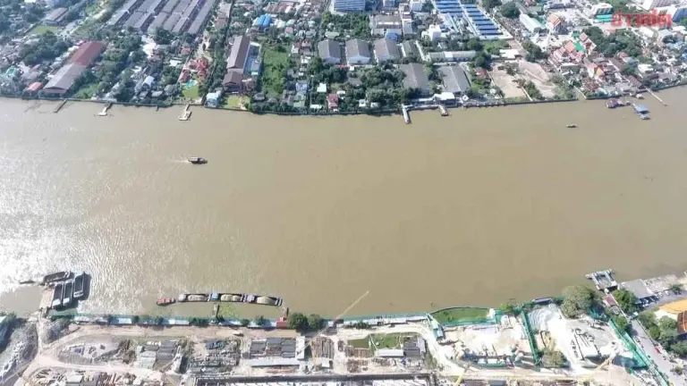 Officials Warn 11 Bangkok Communities of River Embankment Seepage