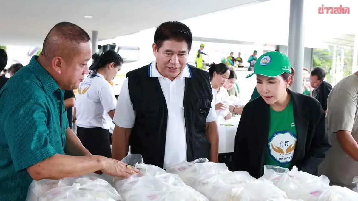 Thammanat Distributes Food Aid to Bangkok Flood Victims