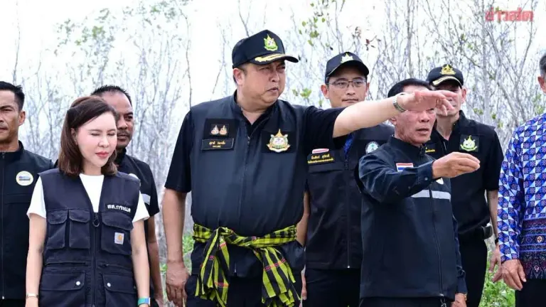 Environment Minister Opens Water Gate to Address Phetchaburi Flooding