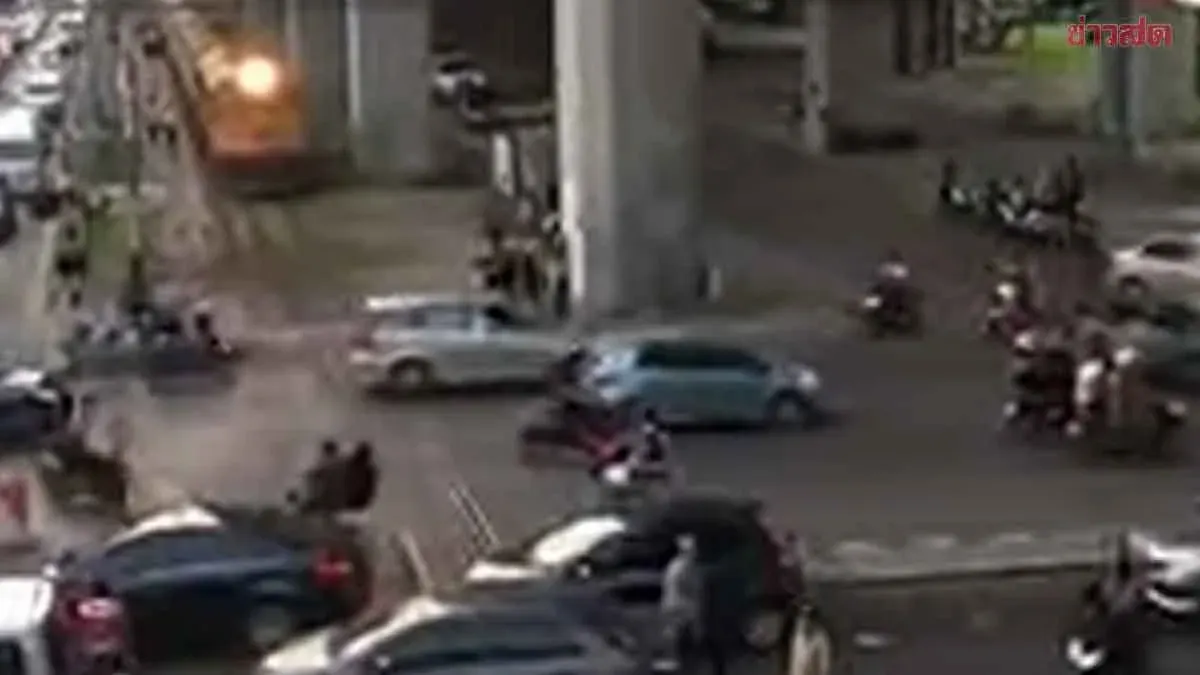 Previous Warnings Ignored: Video Shows Train Stopped While Vehicles Parked on Tracks at Fatal Collision Site