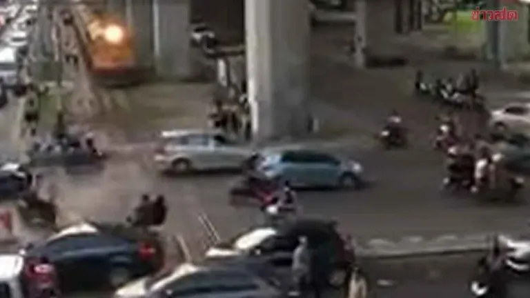 Previous Warnings Ignored: Video Shows Train Stopped While Vehicles Parked on Tracks at Fatal Collision Site