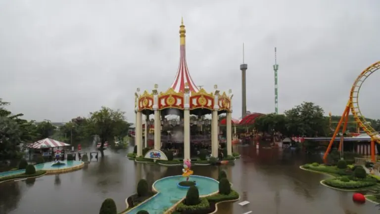 Siam Amazing Park Owner Eyes $10B Sale After Floods