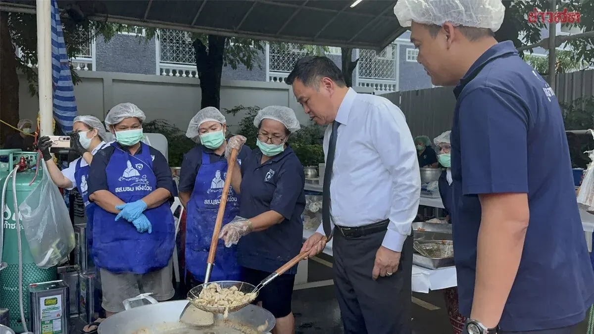PM Anutin Cooks Flood Relief Meals, Urges More Salt