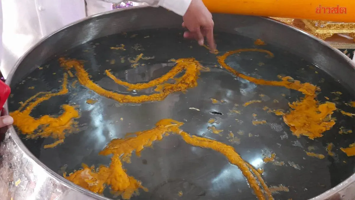 Devotees Flock to Kham Chanod for Blessings During Buddhist Lent