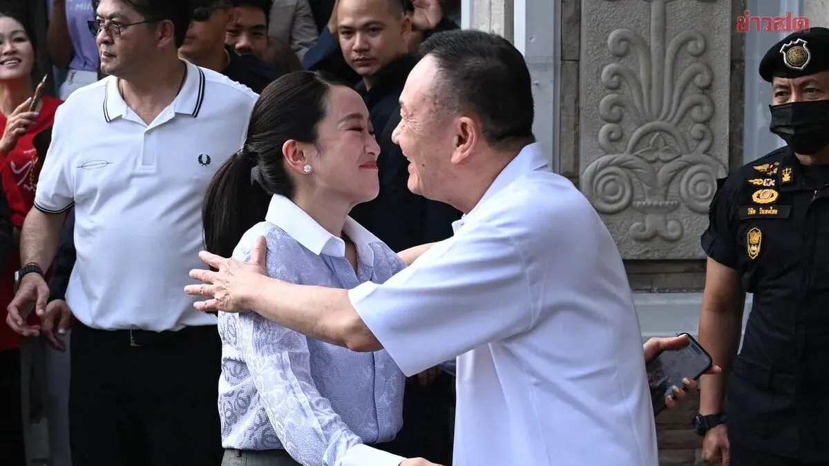 Thaksin Smiles, Embraces Paetongtarn and Family Before Paying Respects to National Flag