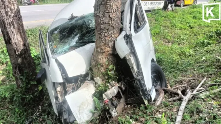 Van Crashes Into Tree After Speeding in Lampang