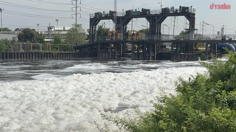 Authorities Pump Rangsit Canal Water Into Chao Phraya Amid Flooding