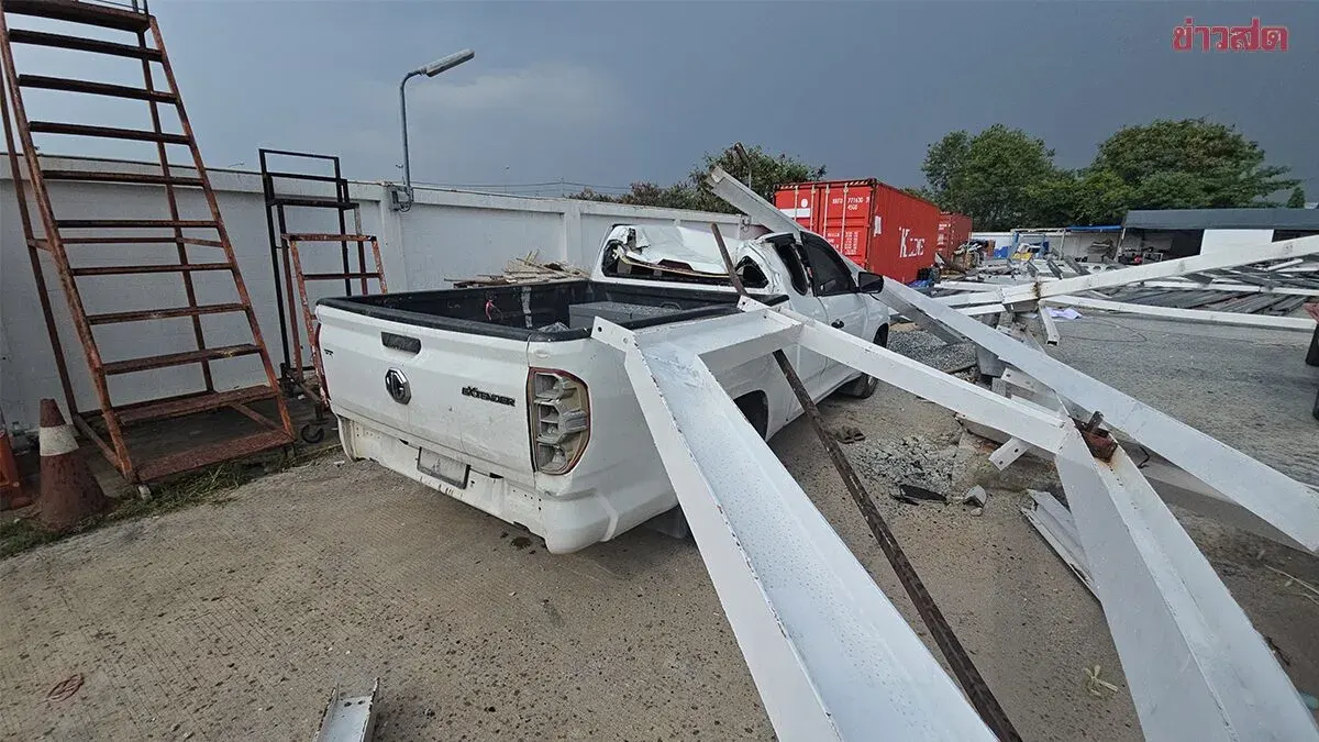 Urgent: Strong Winds Topple Warehouse Under Construction, Collapsing onto Workers; Two Seriously Injured