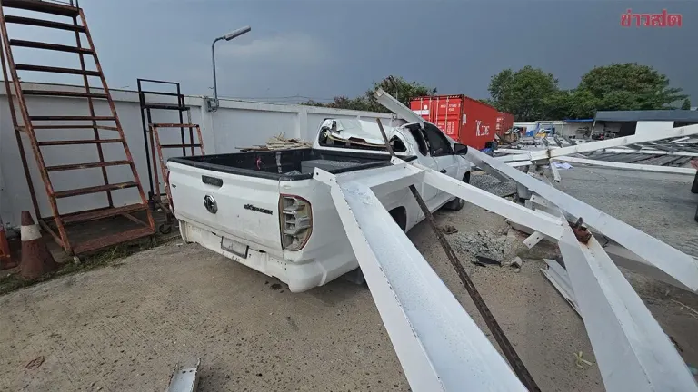 Urgent: Strong Winds Topple Warehouse Under Construction, Collapsing onto Workers; Two Seriously Injured