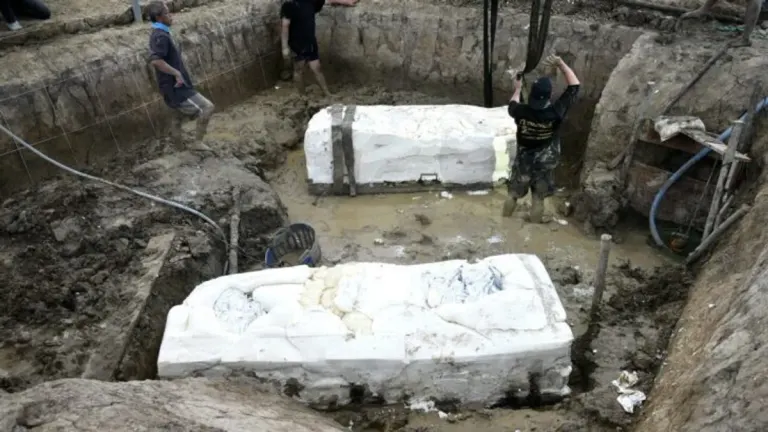 Seven Ancient Skeletons Unearthed at Phetchaburi Dig Site