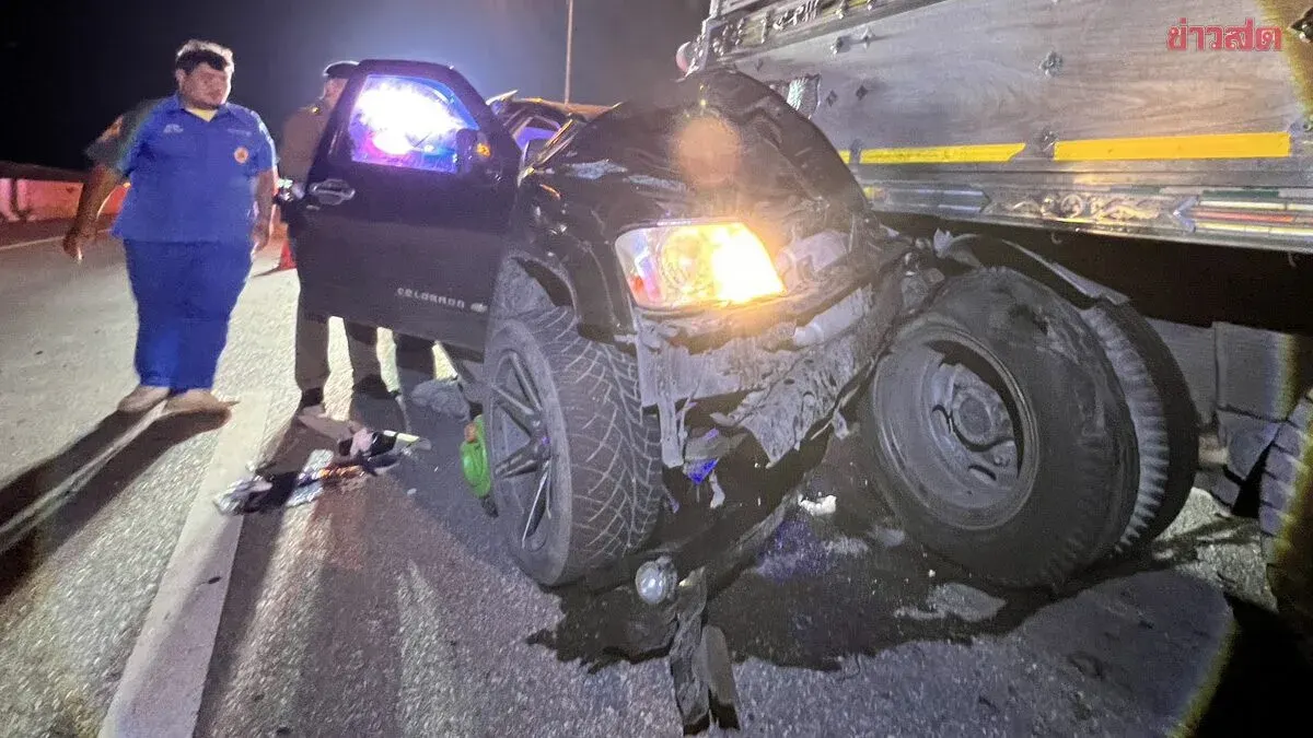 Pickup Truck Crashes Into 10-Wheel Truck, One Dead