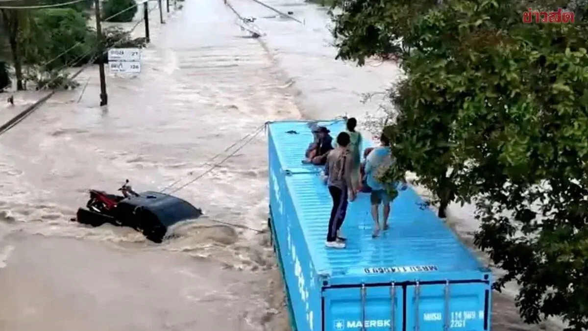 Five Rescued From Pickup Swept Into Floodwaters on Sukhumvit Road