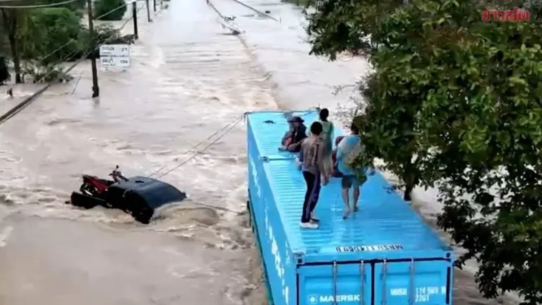 Five Rescued From Pickup Swept Into Floodwaters on Sukhumvit Road