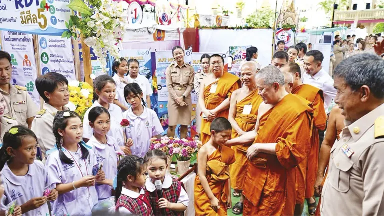 Bangkok Community Named Model Village for Buddhist Five Precepts