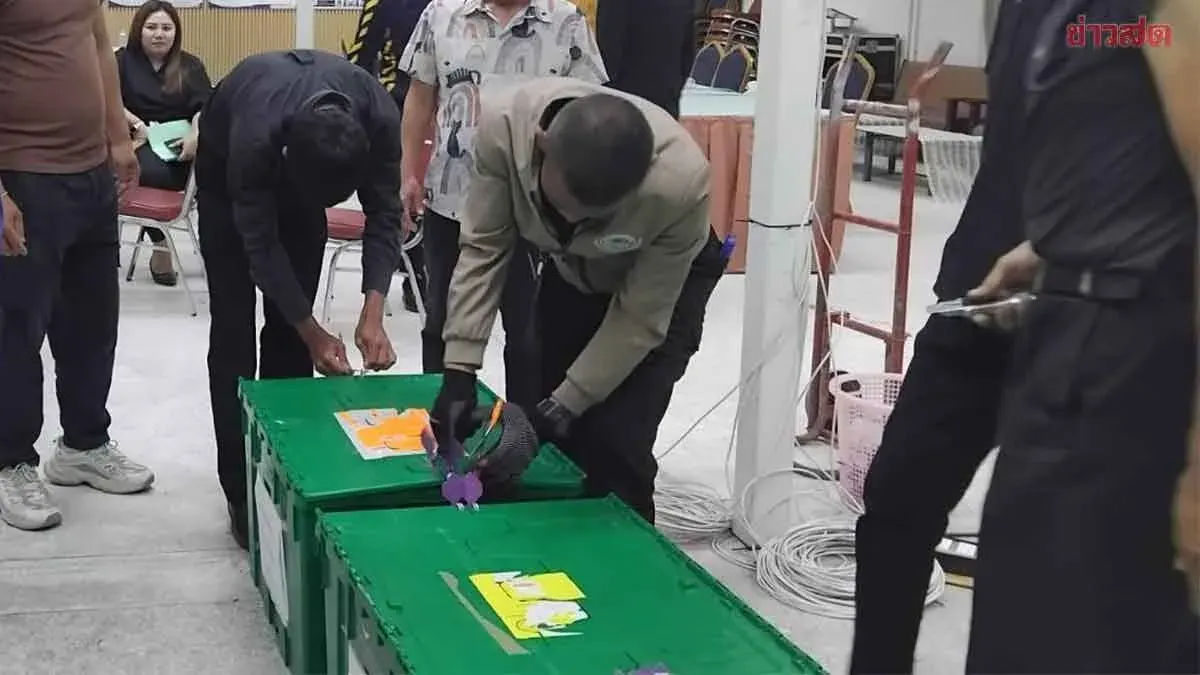 Kalasin Election Commission Distributes Ballots to 18 Districts