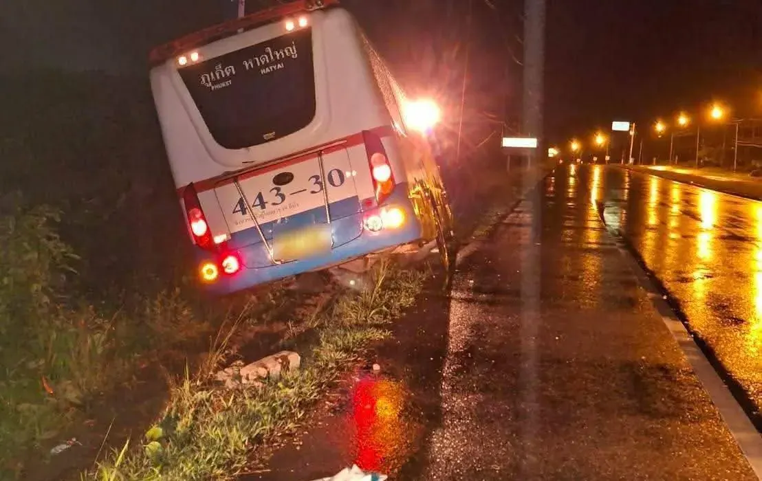 Minibus from Phuket Runs Off Road in Trang