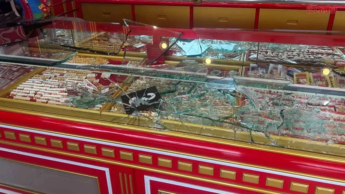 Two Masked Robbers Smash Gold Shop Display Cases, Flee with 30+ Gold Rings in White Toyota Yaris