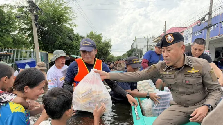 Police Deputy Chief Aids Bangkok Flood Victims