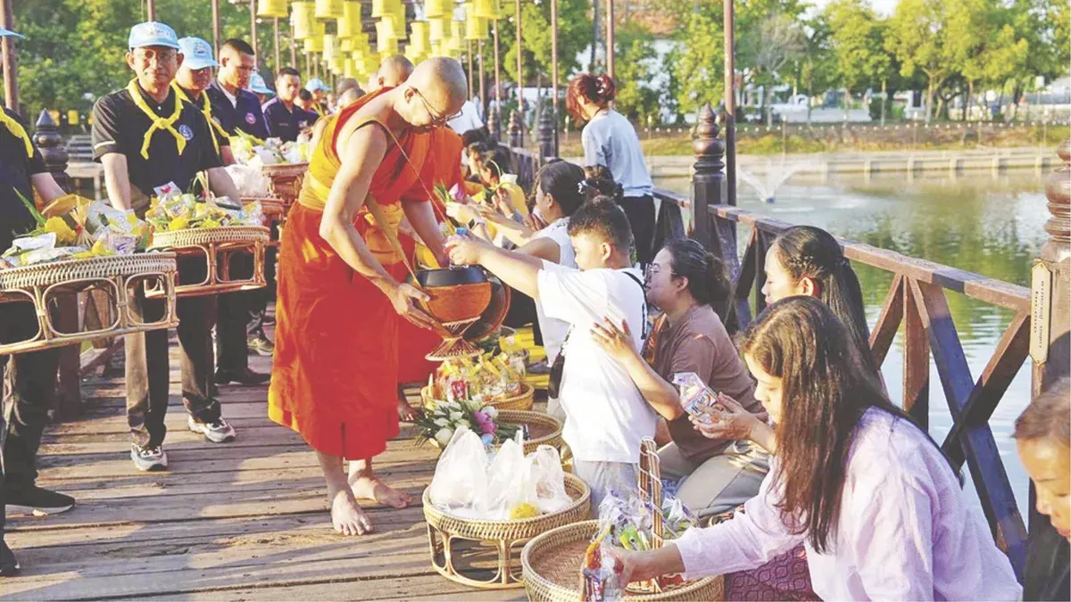 Fresh from the Temple Gate – Families Carry Merit Baskets and Make Alms Offerings at the Bridge of Merit, Welcoming the Dawn of Sukhothai