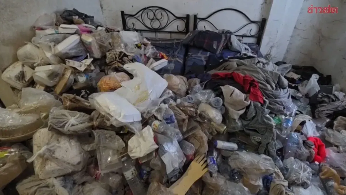 Residents Nearly Overwhelmed by Stench as Staff Trace Foul Odor to Tenant's Room Packed with Garbage and Rotting Food