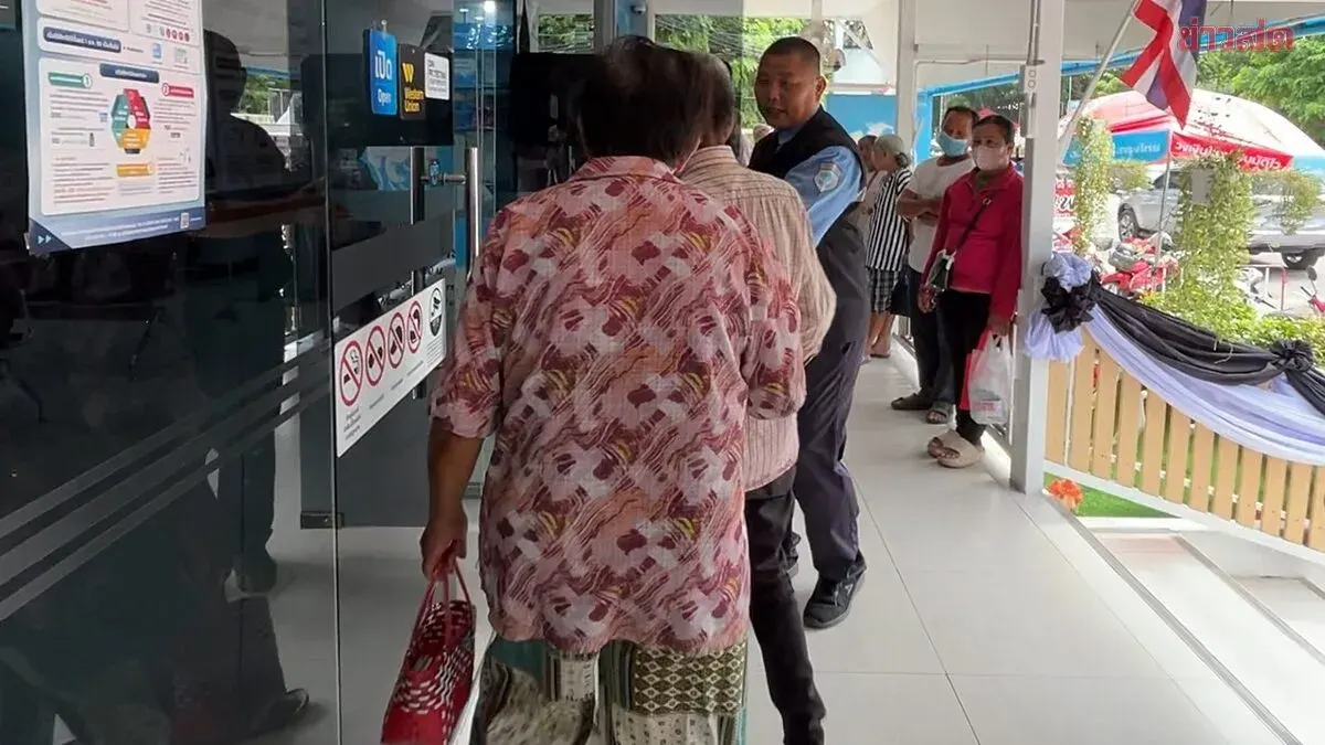 Long Queues as Thais Appeal Welfare Card Rejections