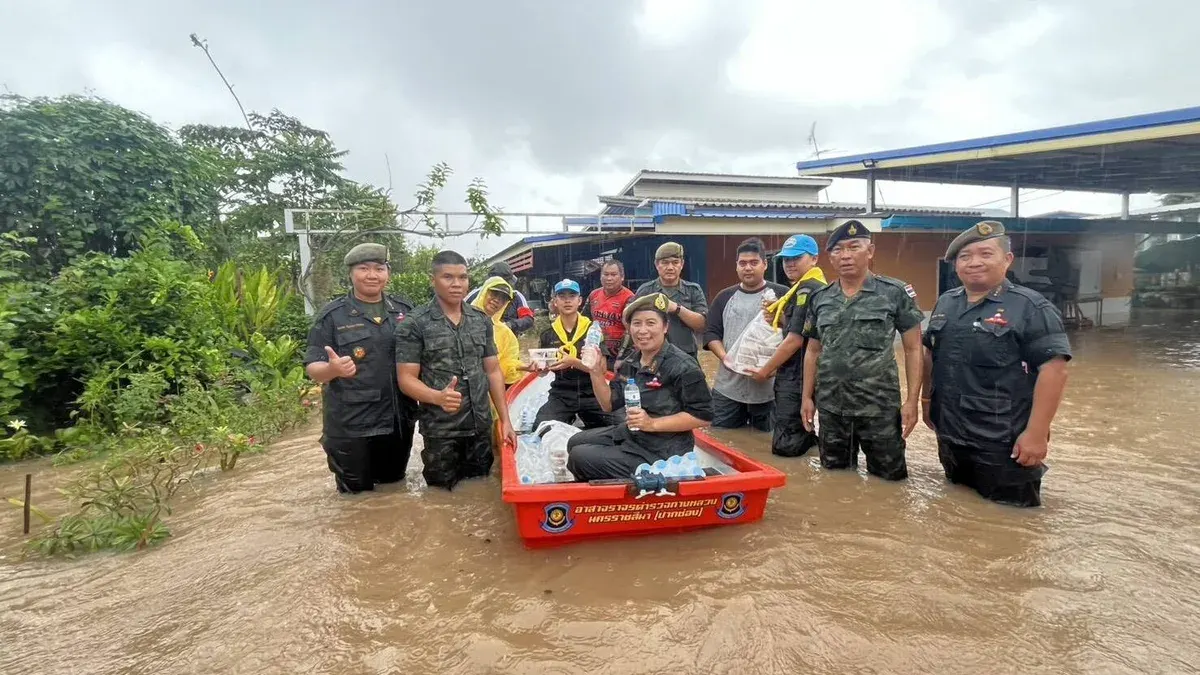 Army Volunteers Deliver Relief Supplies to Flood-Hit Communities