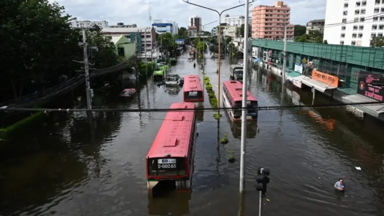 Bangkok Flooding Affects 700,000 as Eight Districts Remain Submerged