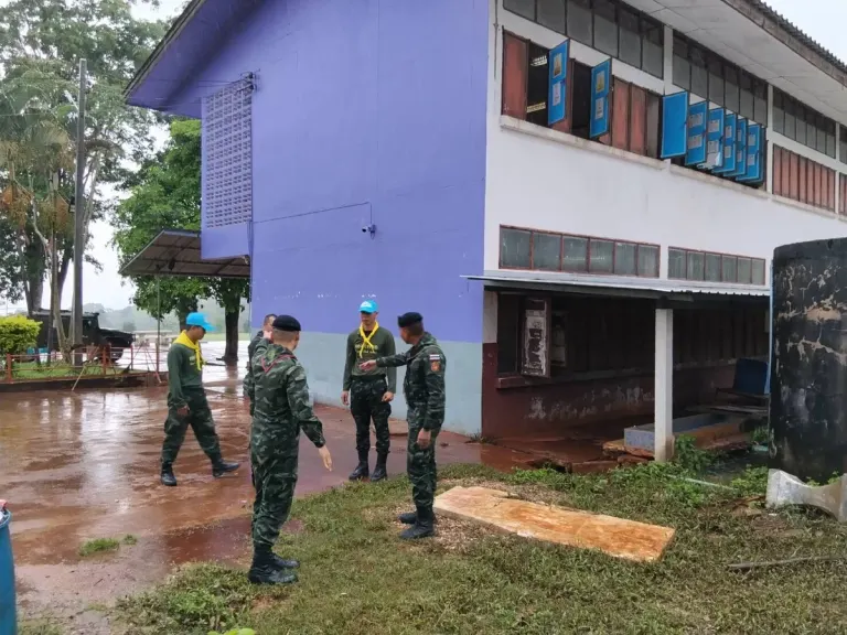 Military Unit 423 Rushes to Protect Tak School with Sandbag Barriers Following Flashflood Damage
