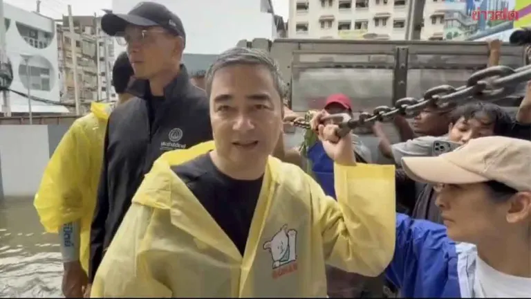 Democrat Party Delivers Relief Supplies to Flood-Hit Bangkok Communities