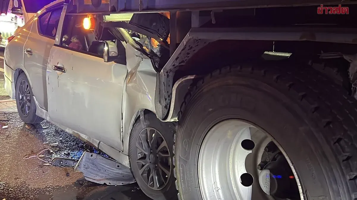 Car Crashes Into 18-Wheel Truck Injuring Couple in Nonthaburi
