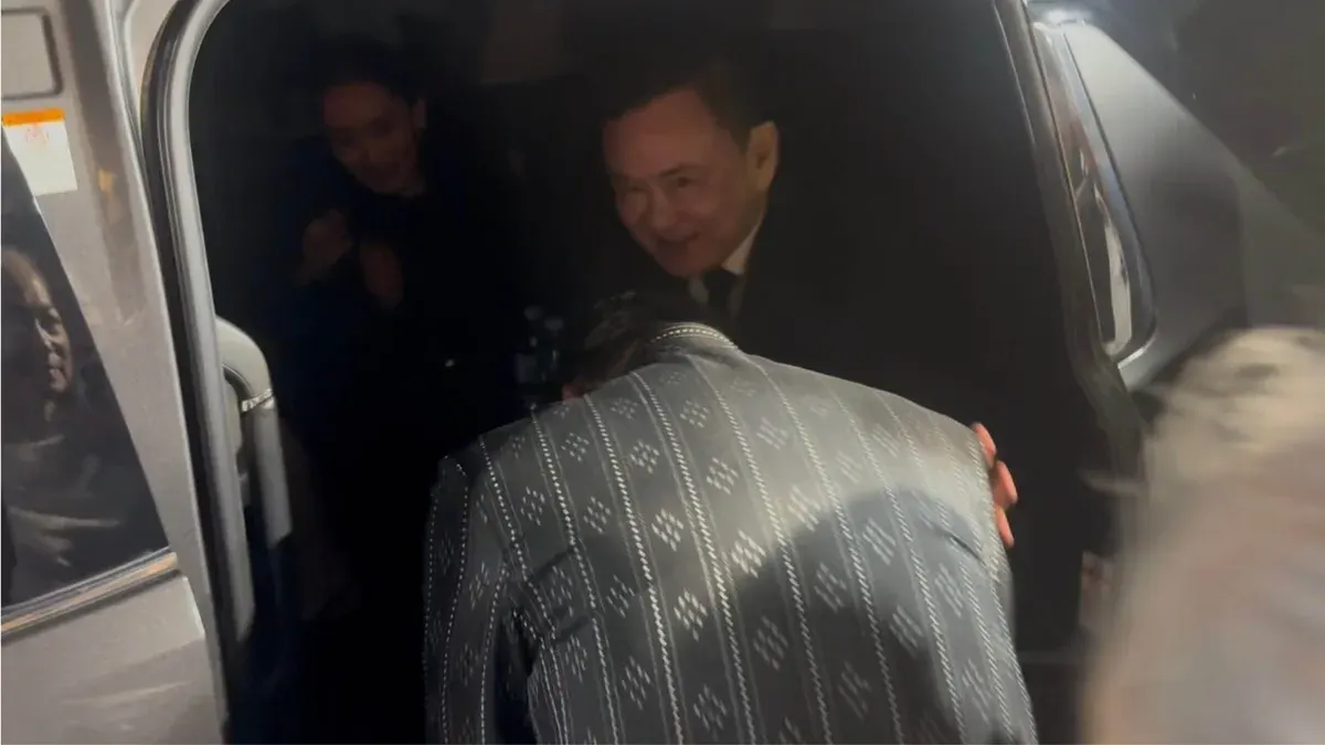 PM Anutin Bows to Thaksin in Public Show of Coalition Unity